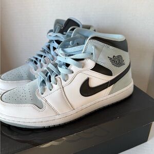 Nike Jordan Air Jordan 1 Mid SE White Light Blue Black Mid Top Sneaker